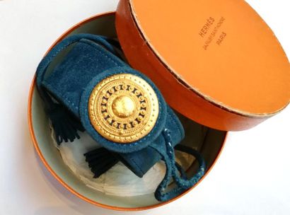 34 BIS. HERMES. Ceinture en daim bleu ornée...