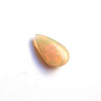 OPALE cabochon taille poire, sur papier....