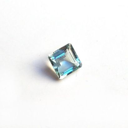 AIGUE-MARINE taille carrée, sur papier. 3...