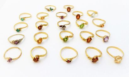 LOT DE 22 BAGUES en plaqué or ornées de citrines...