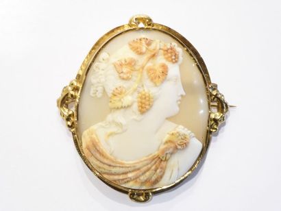 IMPOSANTE BROCHE en or 18K (750/°°), camée...