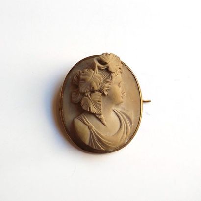 BROCHE ancienne ornée d'un camée en céramique,...