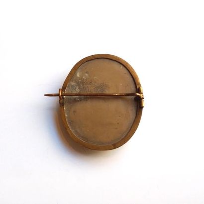 BROCHE ancienne ornée d'un camée en céramique,...