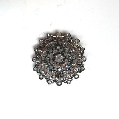 53 BIS. BROCHE ronde en or 18K (750°/°°)...