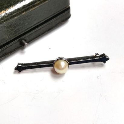 53 TER. BOUCHERON. BROCHE en platine sertie...