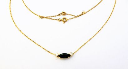 COLLIER en or 18k (750/°°) orné d'une émeraude...