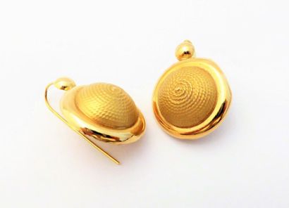 Paire de DORMEUSES en or 18K (750/°°), ornées...