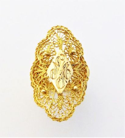 BAGUE ciselée en or 18K (750/°°), délicat...