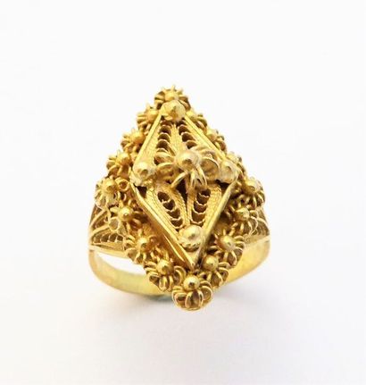 BAGUE ciselée en or 18K (750/°°), motif losangé...