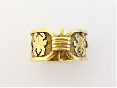 BAGUE en or 18K ( 750/°°),ornée de motif...