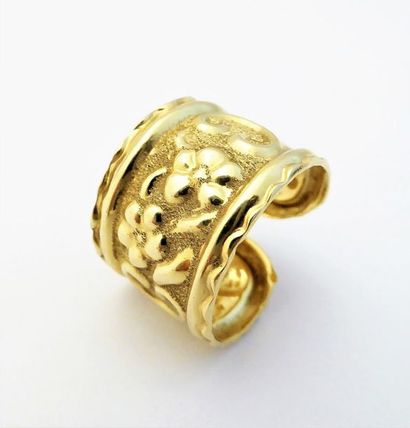 BAGUE en or 18K (750/°°), motif de fleurs...