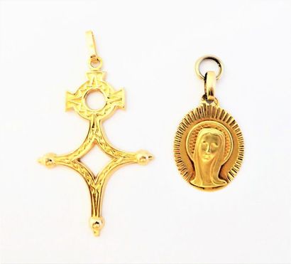 LOT en or 18K (750/°°), composé d'une CROIX...