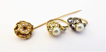 LOT en or 18K (750/°°), composé d'une paire...