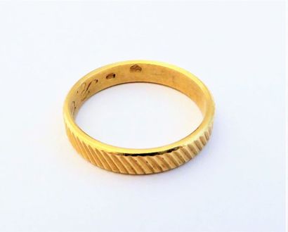 ALLIANCE ciselée en or 18K (750/°°) .Poids...