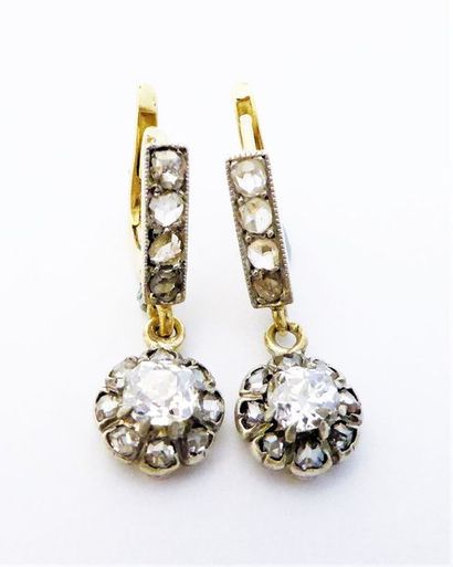 BOUCLES D'OREILLES trembleuses en or18K (750/°°)...
