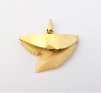 PENDENTIF en or 18K (750/°°), ornée d'une...