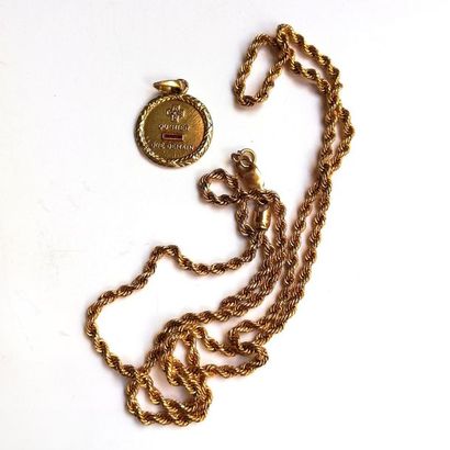 LOT comprenant : une médaille gravée en or...