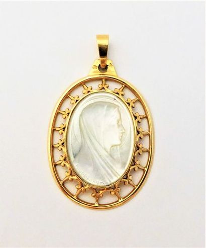 PENDENTIF en or 18K (750/°°) représentant...