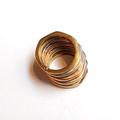BAGUE composée de 5 anneaux reliés en or...