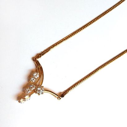 COLLIER en or jaune 18K (750/°°), le pendentif...