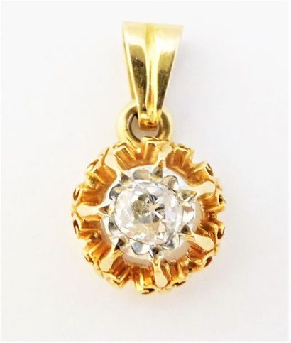 PENDENTIF en or 18K (750/°°), orné d’un diamant...