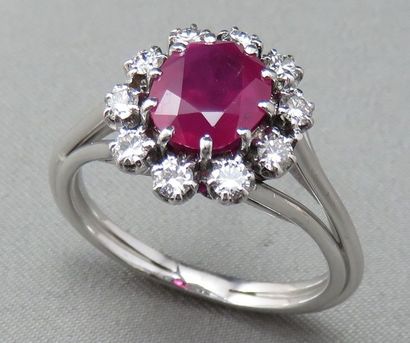 BAGUE en platine à 950°/00, ornée d'un rubis...