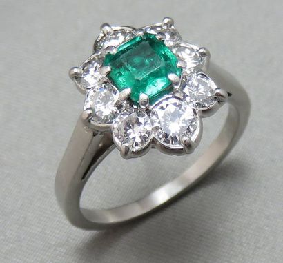 BAGUE en platine à 950°/00, ornée d'une émeraude...