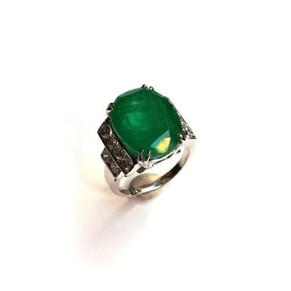 IMPORTANTE BAGUE en or gris 18k (750/°°),...