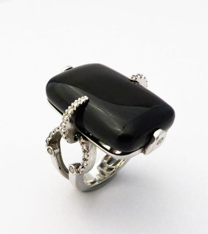 IMPOSANTE BAGUE en or 18 K (750/°°) ornée...