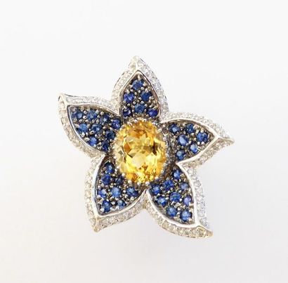 IMPOSANTE BAGUE FLEUR en or blanc 18 K (750/°°)...