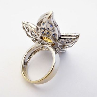 IMPOSANTE BAGUE FLEUR en or blanc 18 K (750/°°)...