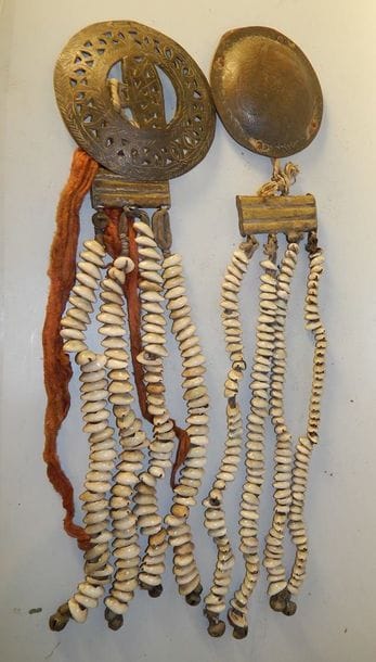 Deux décors de jupe en métal et coquillages....