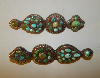 Paire de boucles d’oreille en métal, ornées...