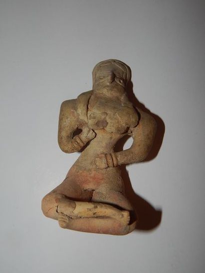 Figurine féminine assise en tailleur, en...