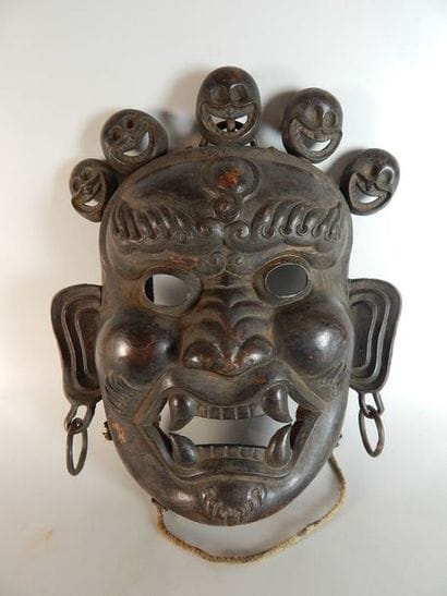 Masque rituel de cérémonie orné sur le haut...