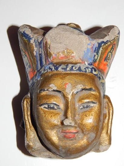Tête en grés peint coiffée d’une tiare. Tibet-Népal...