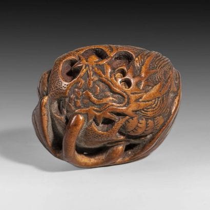 Netsuke en bois représentant un dragon enroulé...