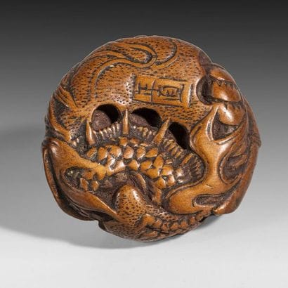 Netsuke en bois représentant un dragon enroulé...