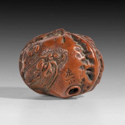 Netsuke en bois représentant un dragon enroulé...