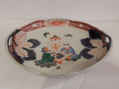 Coupe en porcelaine à décor “ IMARI ” d’homme...