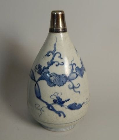 Flacon en porcelaine au bouchon fixé en métal,...