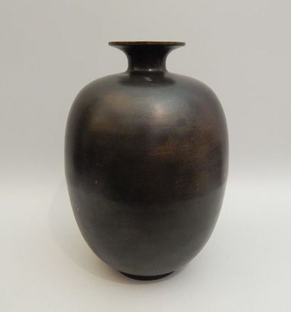 Vase ovoïde en bronze. XXe siècle. H : 29...