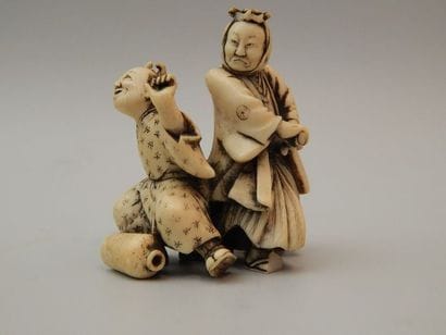 Groupe de deux personnages en ivoire. H :...