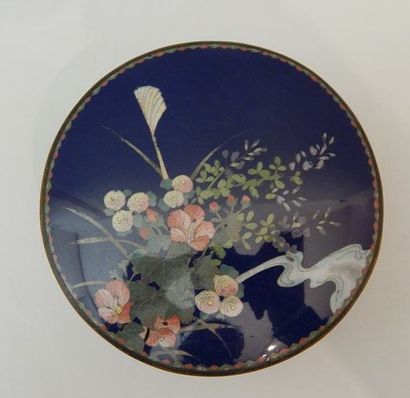 Boîte ronde en bronze et émaux cloisonnés,...