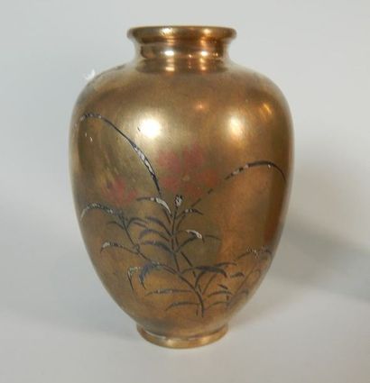 Vase en bronze doré, à décor niellé de fleurs....