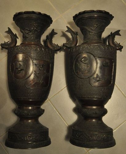 125 BIS - Paire de vases en bronze à décor...