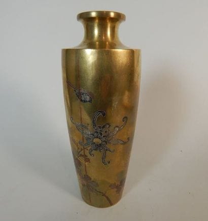 Vase en bronze doré à décor niellé de fleurs...