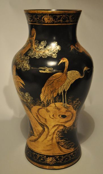 Vase en bois polychrome sur fond noir, à...