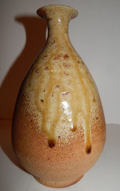 128 B - Vase en grès beige à couverte glaçurée....