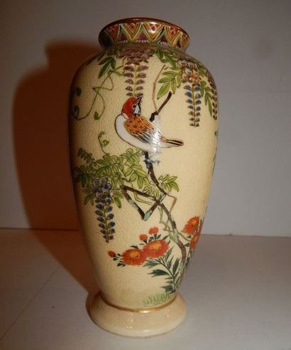 128 C - Vase Satsuma, en porcelaine à décor...